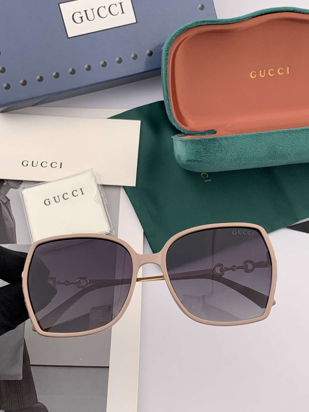 Gucci墨镜2025新款 。 方框设计再优雅的同时还能在视觉上修饰脸型，敲显脸小，不挑脸型 复古的马衔