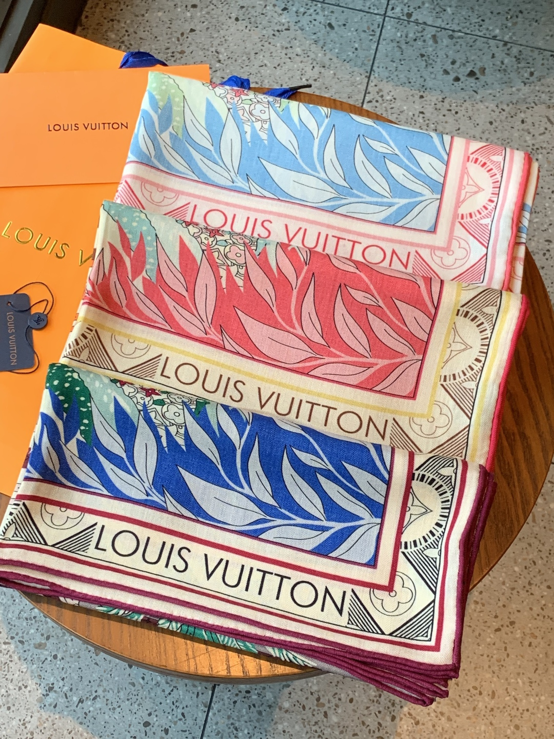 🆕L.viP 定制级别 【双面同色高奢丝绒方巾，baby绒级别的超柔触感】只有我家的品质才能叫丝绒方巾路