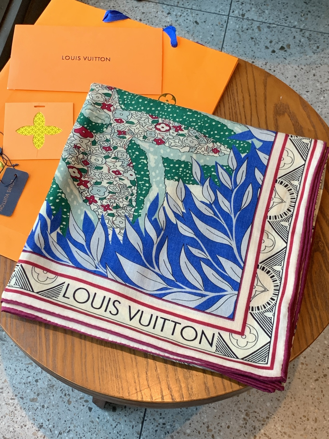 🆕L.viP 定制级别 【双面同色高奢丝绒方巾，baby绒级别的超柔触感】只有我家的品质才能叫丝绒方巾路