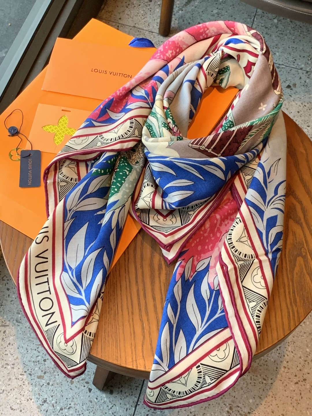 🆕L.viP 定制级别 【双面同色高奢丝绒方巾，baby绒级别的超柔触感】只有我家的品质才能叫丝绒方巾路