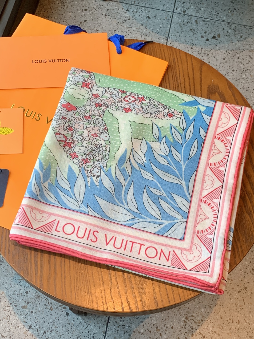 🆕L.viP 定制级别 【双面同色高奢丝绒方巾，baby绒级别的超柔触感】只有我家的品质才能叫丝绒方巾路