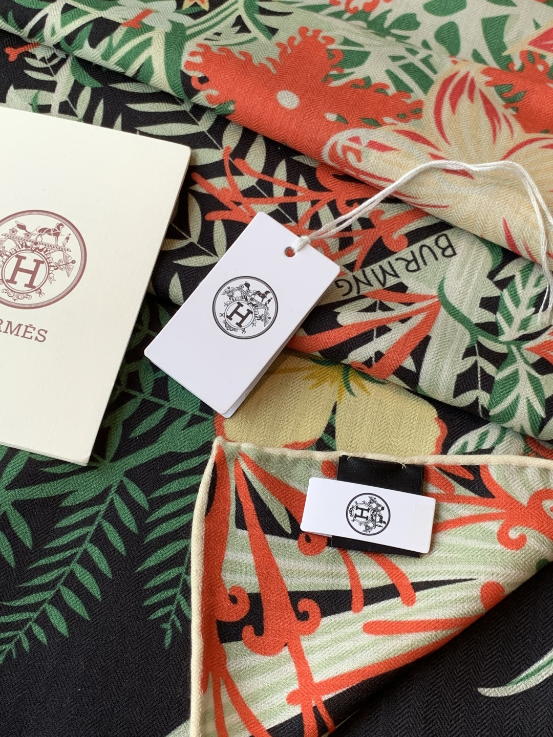 💟上新🆕💕手工卷边！羊绒和真丝混纺披肩（70%羊绒30%桑蚕丝）。这款披肩采用经典山羊绒和真丝混纺面料，