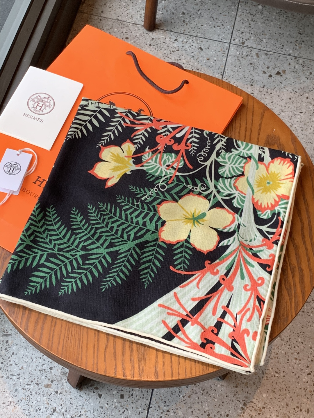 💟上新🆕💕手工卷边！羊绒和真丝混纺披肩（70%羊绒30%桑蚕丝）。这款披肩采用经典山羊绒和真丝混纺面料，