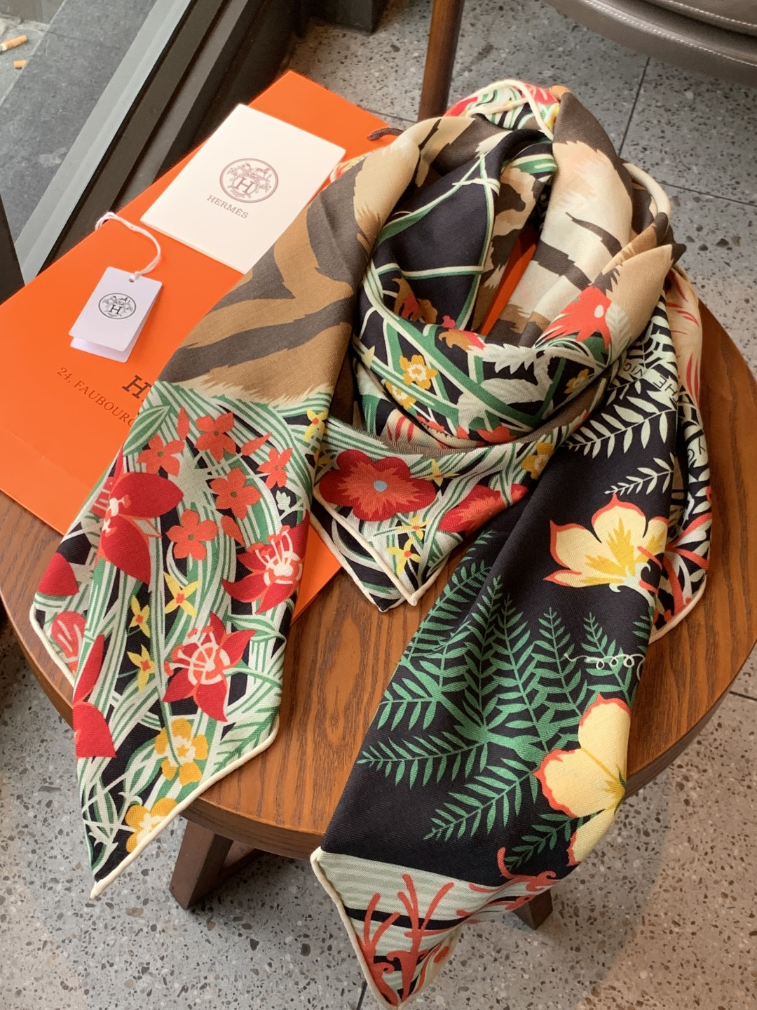 💟上新🆕💕手工卷边！羊绒和真丝混纺披肩（70%羊绒30%桑蚕丝）。这款披肩采用经典山羊绒和真丝混纺面料，