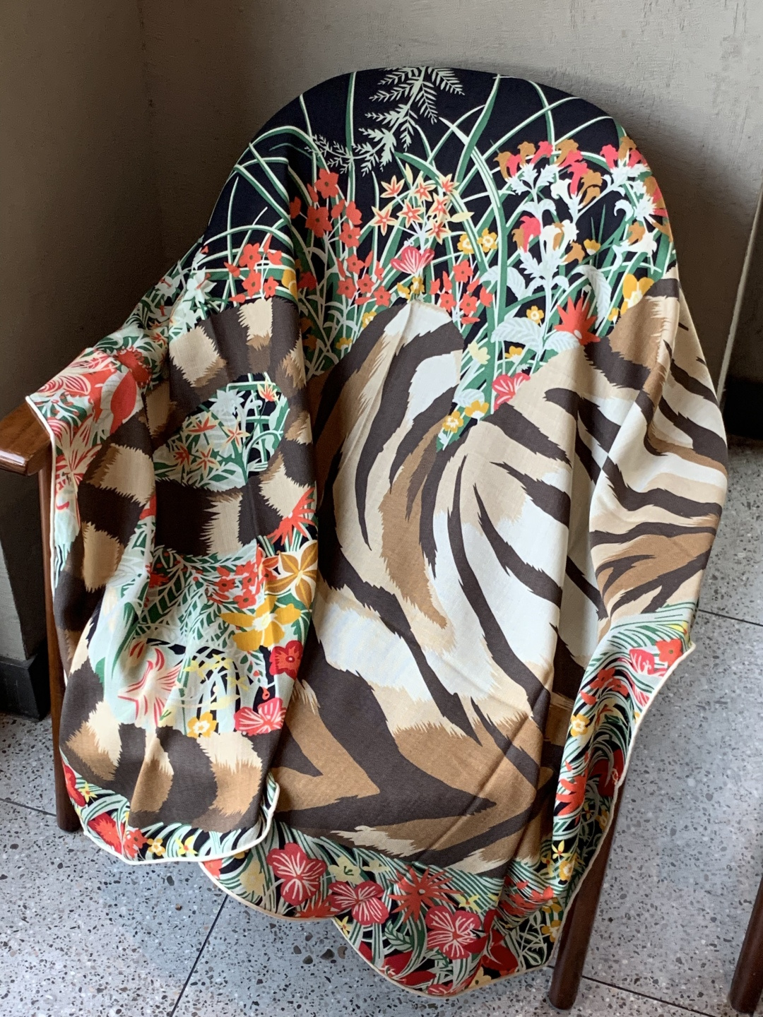 💟上新🆕💕手工卷边！羊绒和真丝混纺披肩（70%羊绒30%桑蚕丝）。这款披肩采用经典山羊绒和真丝混纺面料，