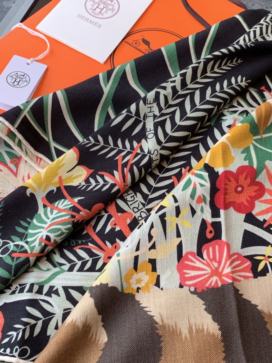 💟上新🆕💕手工卷边！羊绒和真丝混纺披肩（70%羊绒30%桑蚕丝）。这款披肩采用经典山羊绒和真丝混纺面料，