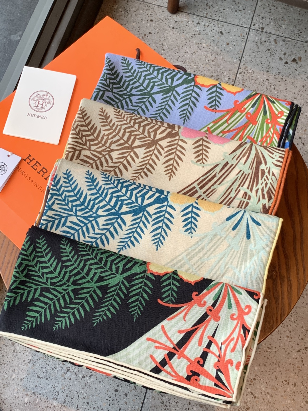 💟上新🆕💕手工卷边！羊绒和真丝混纺披肩（70%羊绒30%桑蚕丝）。这款披肩采用经典山羊绒和真丝混纺面料，