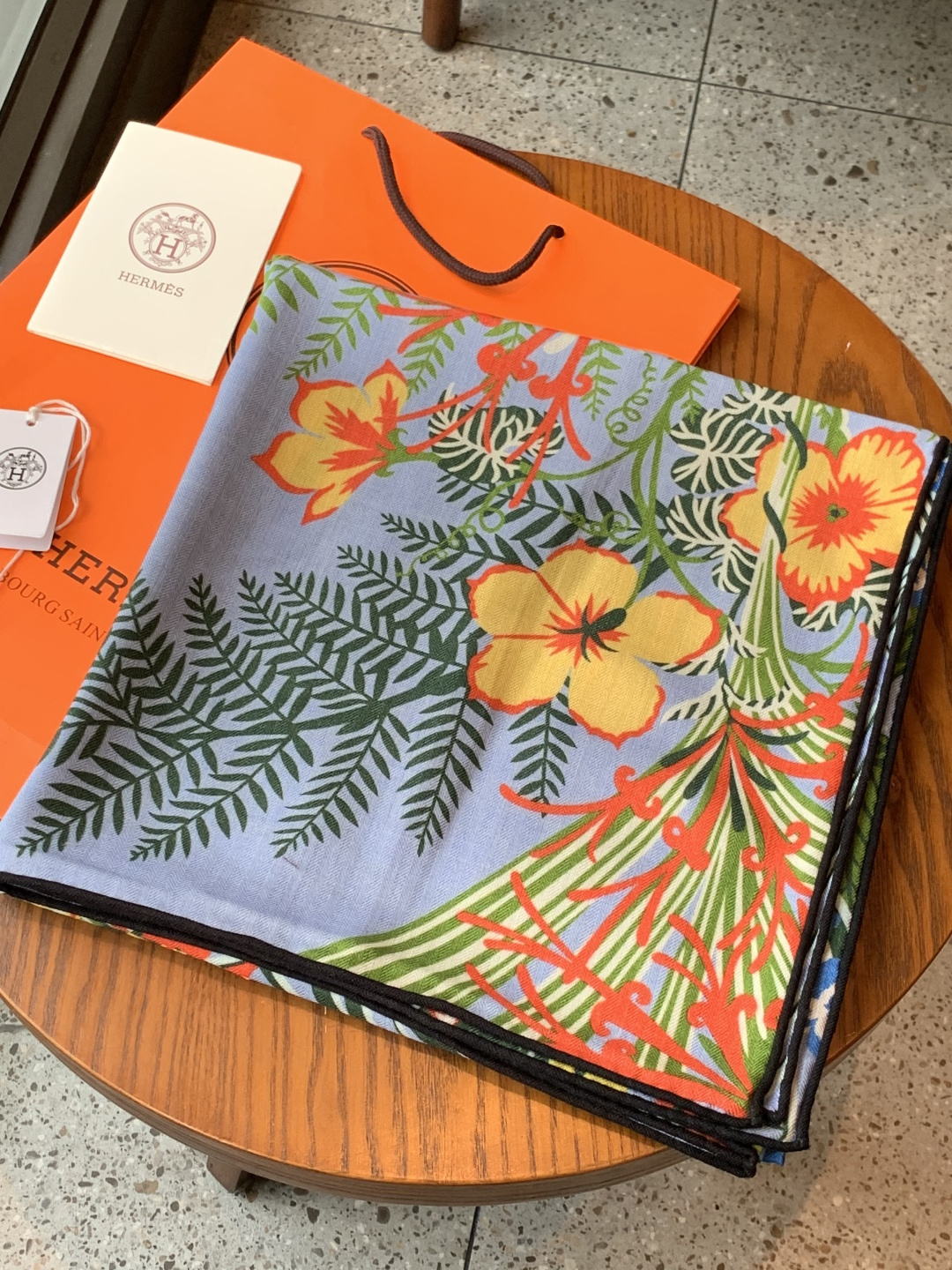 💟上新🆕💕手工卷边！羊绒和真丝混纺披肩（70%羊绒30%桑蚕丝）。这款披肩采用经典山羊绒和真丝混纺面料，