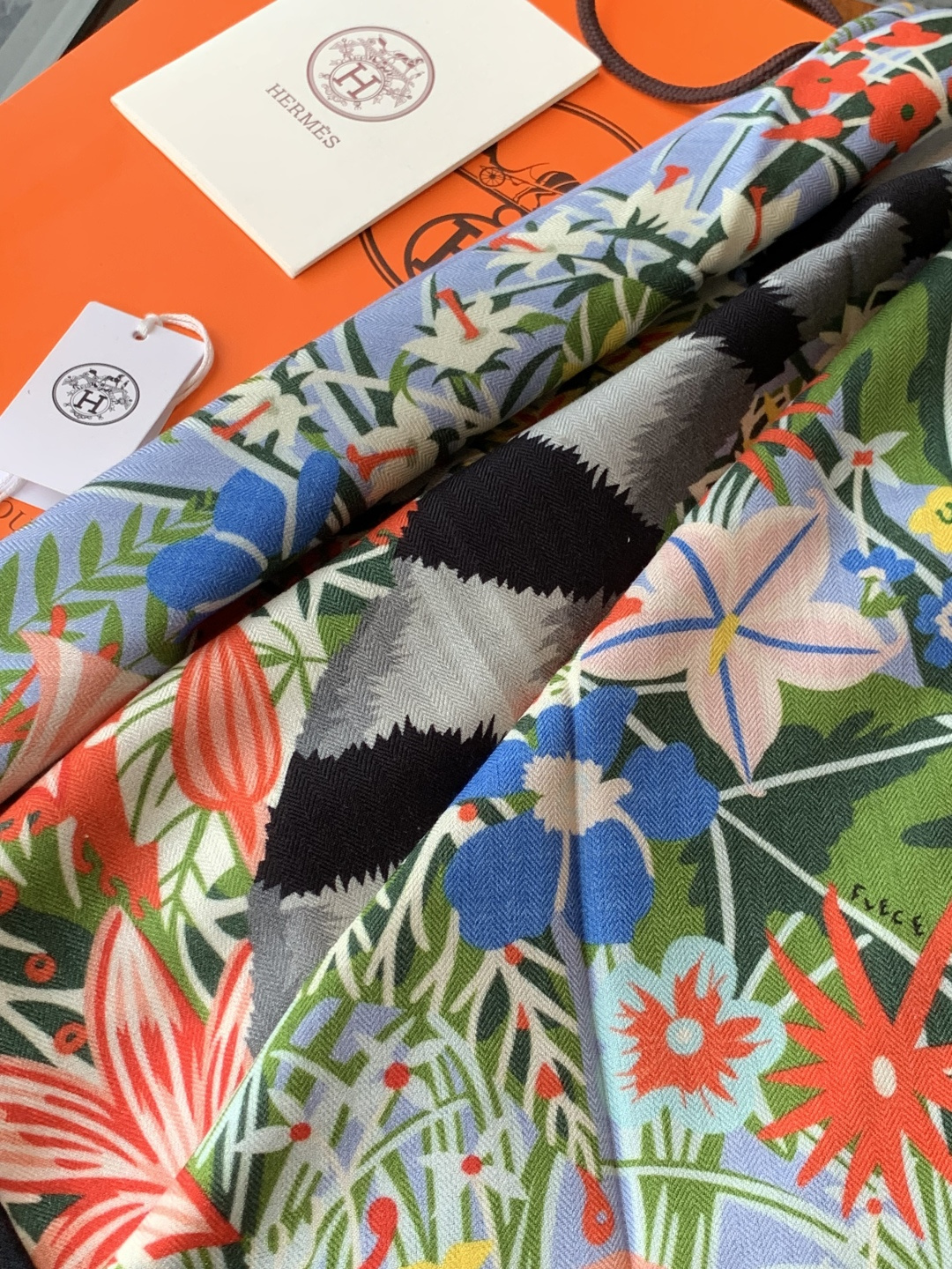 💟上新🆕💕手工卷边！羊绒和真丝混纺披肩（70%羊绒30%桑蚕丝）。这款披肩采用经典山羊绒和真丝混纺面料，