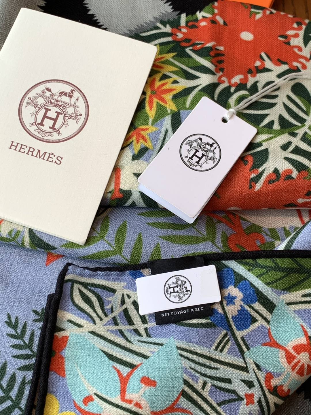 💟上新🆕💕手工卷边！羊绒和真丝混纺披肩（70%羊绒30%桑蚕丝）。这款披肩采用经典山羊绒和真丝混纺面料，