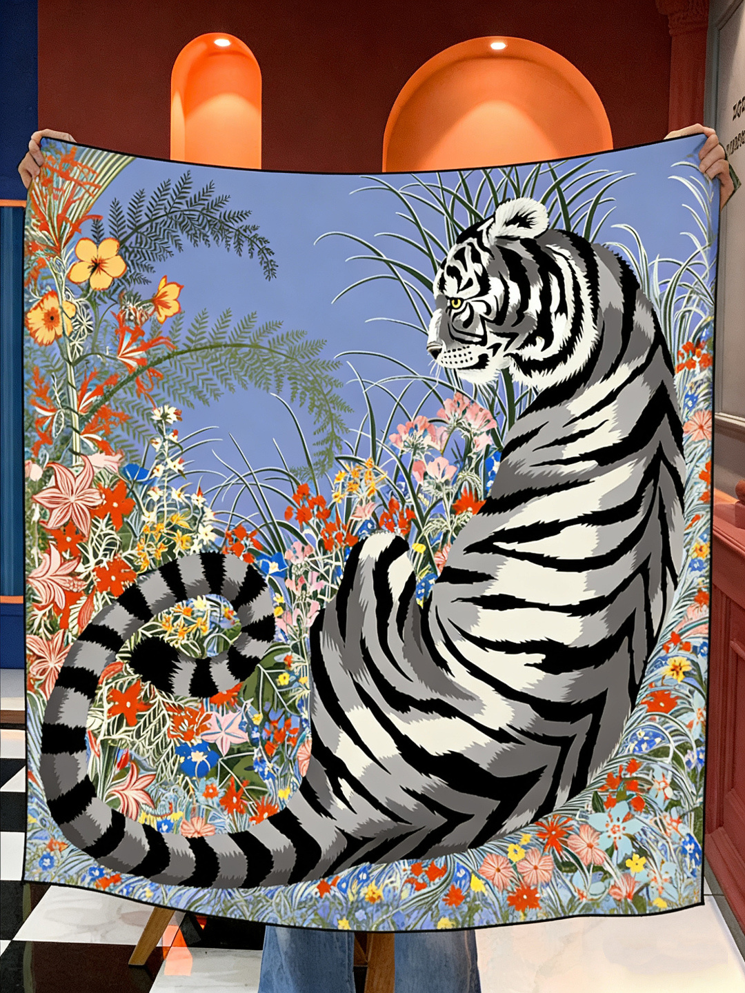 💟上新🆕💕手工卷边！羊绒和真丝混纺披肩（70%羊绒30%桑蚕丝）。这款披肩采用经典山羊绒和真丝混纺面料，