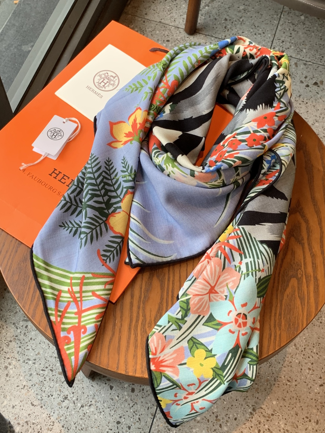 💟上新🆕💕手工卷边！羊绒和真丝混纺披肩（70%羊绒30%桑蚕丝）。这款披肩采用经典山羊绒和真丝混纺面料，