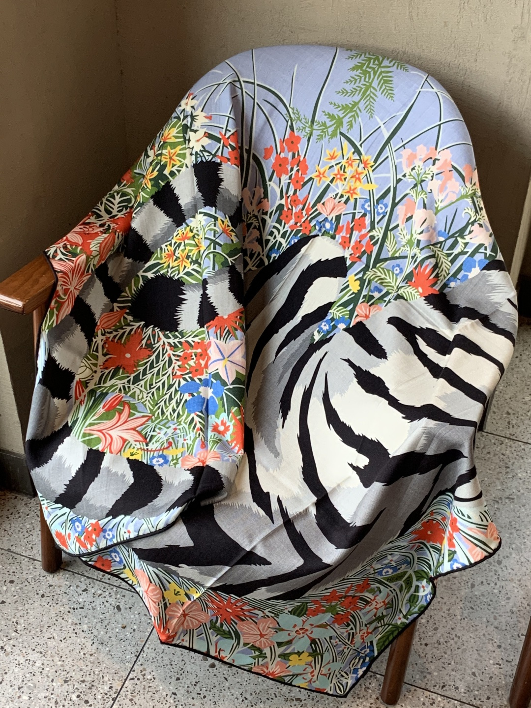 💟上新🆕💕手工卷边！羊绒和真丝混纺披肩（70%羊绒30%桑蚕丝）。这款披肩采用经典山羊绒和真丝混纺面料，