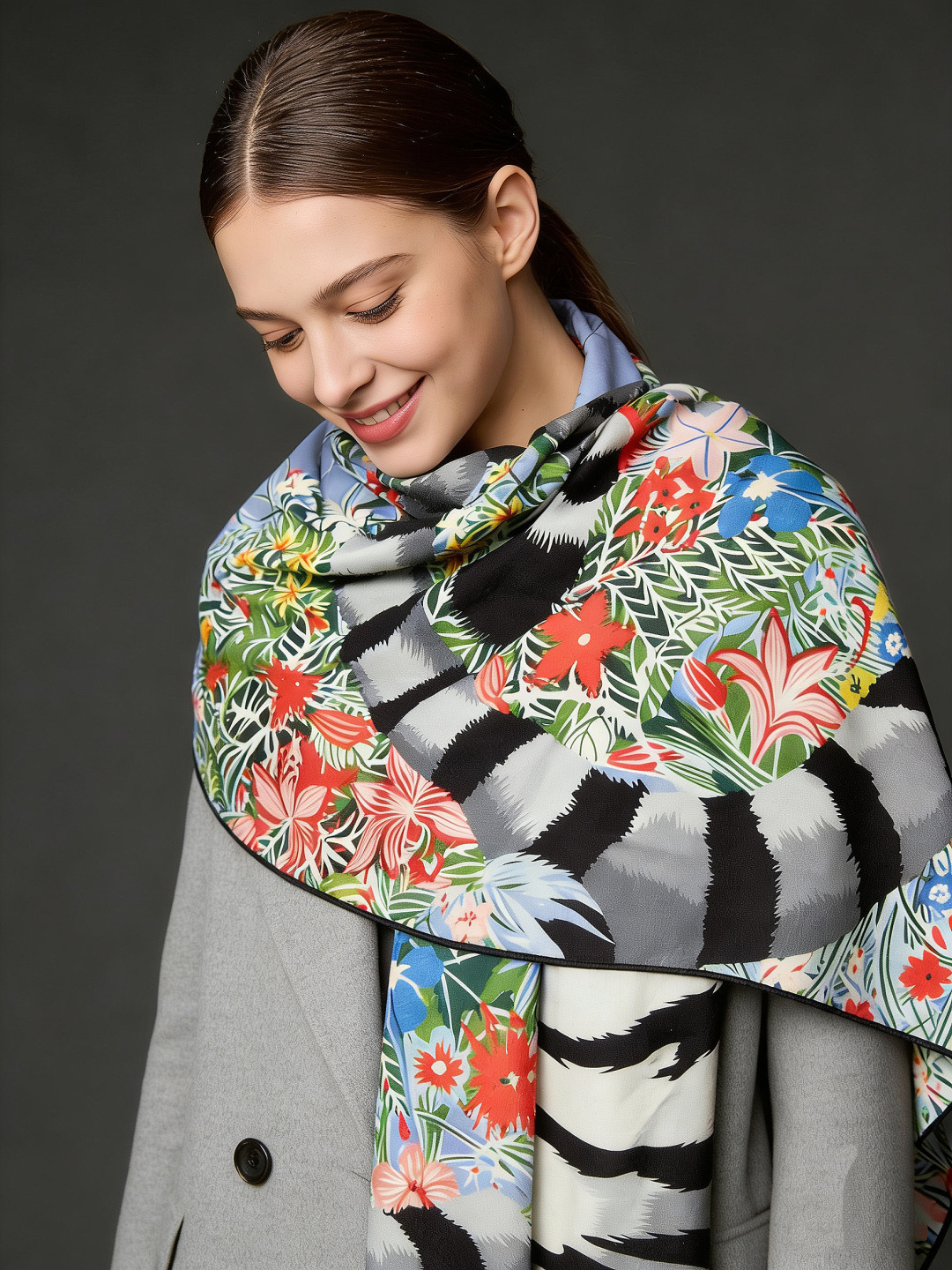 💟上新🆕💕手工卷边！羊绒和真丝混纺披肩（70%羊绒30%桑蚕丝）。这款披肩采用经典山羊绒和真丝混纺面料，