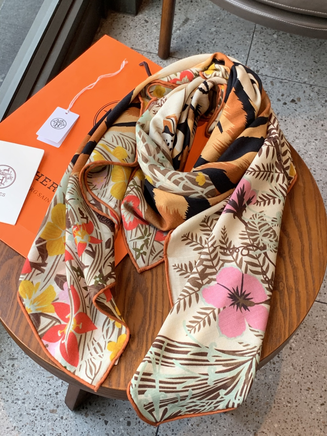 💟上新🆕💕手工卷边！羊绒和真丝混纺披肩（70%羊绒30%桑蚕丝）。这款披肩采用经典山羊绒和真丝混纺面料，