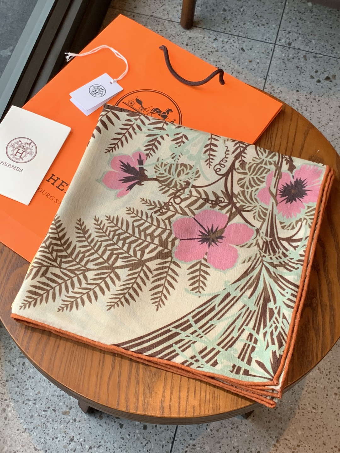 💟上新🆕💕手工卷边！羊绒和真丝混纺披肩（70%羊绒30%桑蚕丝）。这款披肩采用经典山羊绒和真丝混纺面料，