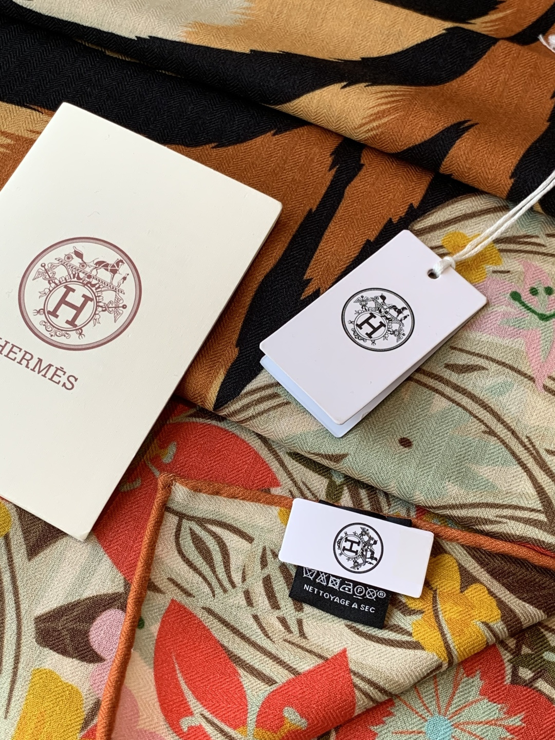 💟上新🆕💕手工卷边！羊绒和真丝混纺披肩（70%羊绒30%桑蚕丝）。这款披肩采用经典山羊绒和真丝混纺面料，