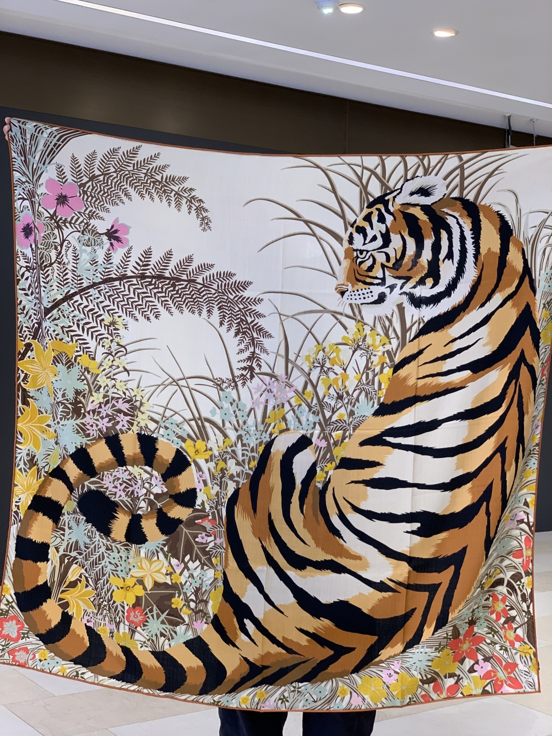 💟上新🆕💕手工卷边！羊绒和真丝混纺披肩（70%羊绒30%桑蚕丝）。这款披肩采用经典山羊绒和真丝混纺面料，