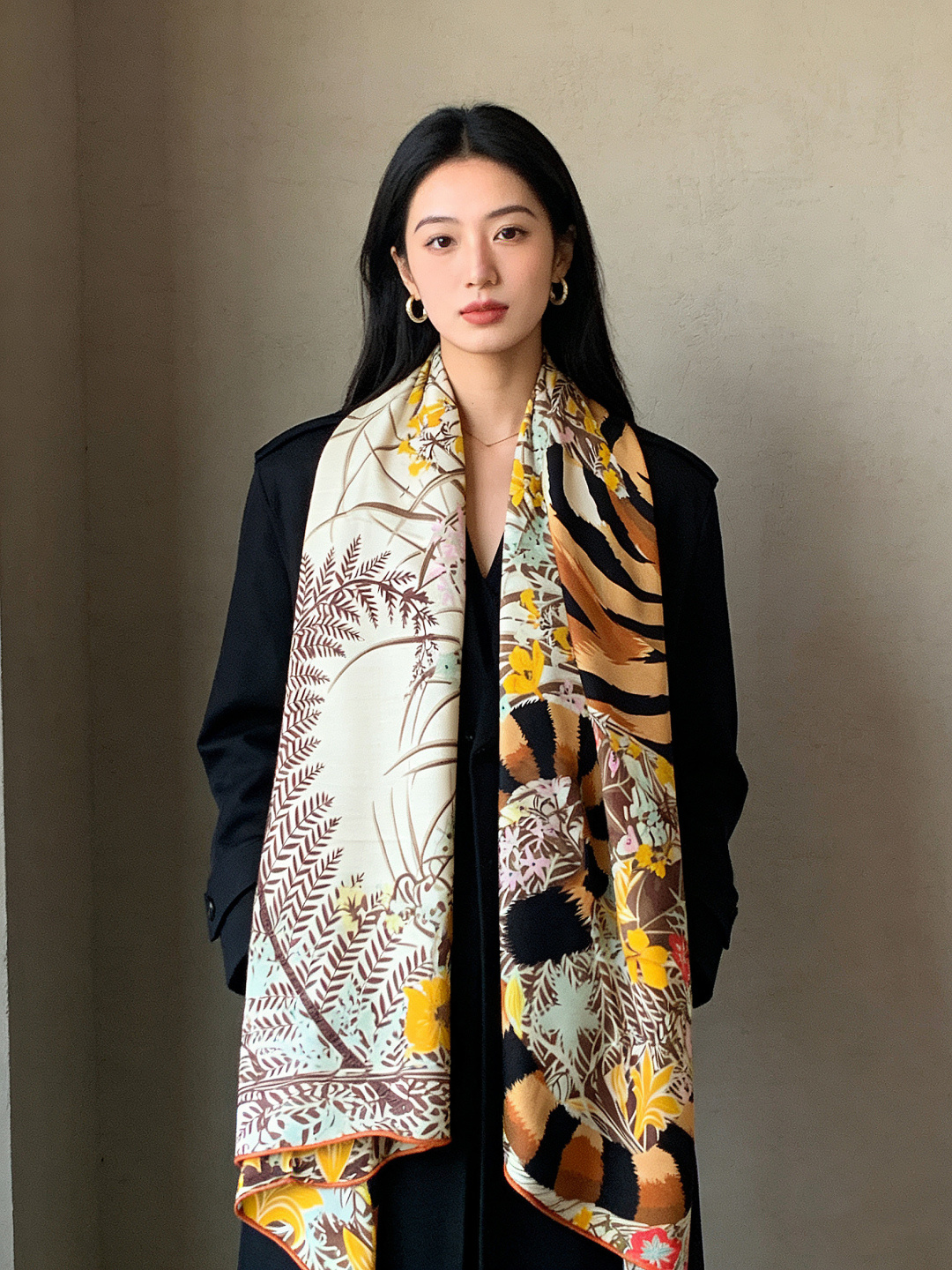 💟上新🆕💕手工卷边！羊绒和真丝混纺披肩（70%羊绒30%桑蚕丝）。这款披肩采用经典山羊绒和真丝混纺面料，