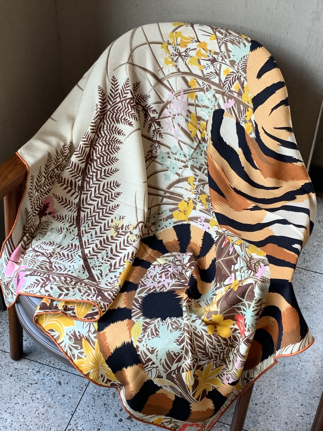 💟上新🆕💕手工卷边！羊绒和真丝混纺披肩（70%羊绒30%桑蚕丝）。这款披肩采用经典山羊绒和真丝混纺面料，