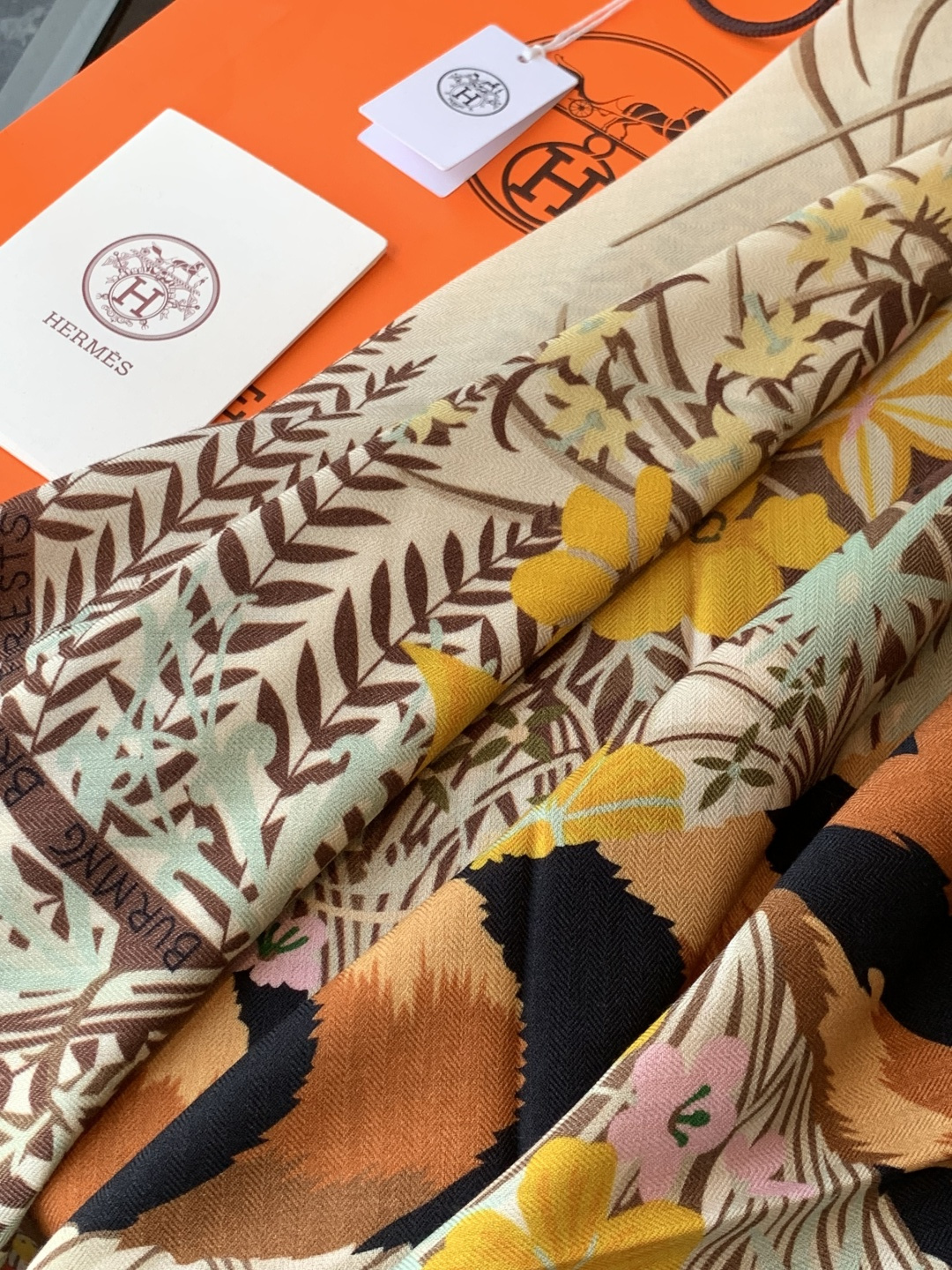 💟上新🆕💕手工卷边！羊绒和真丝混纺披肩（70%羊绒30%桑蚕丝）。这款披肩采用经典山羊绒和真丝混纺面料，