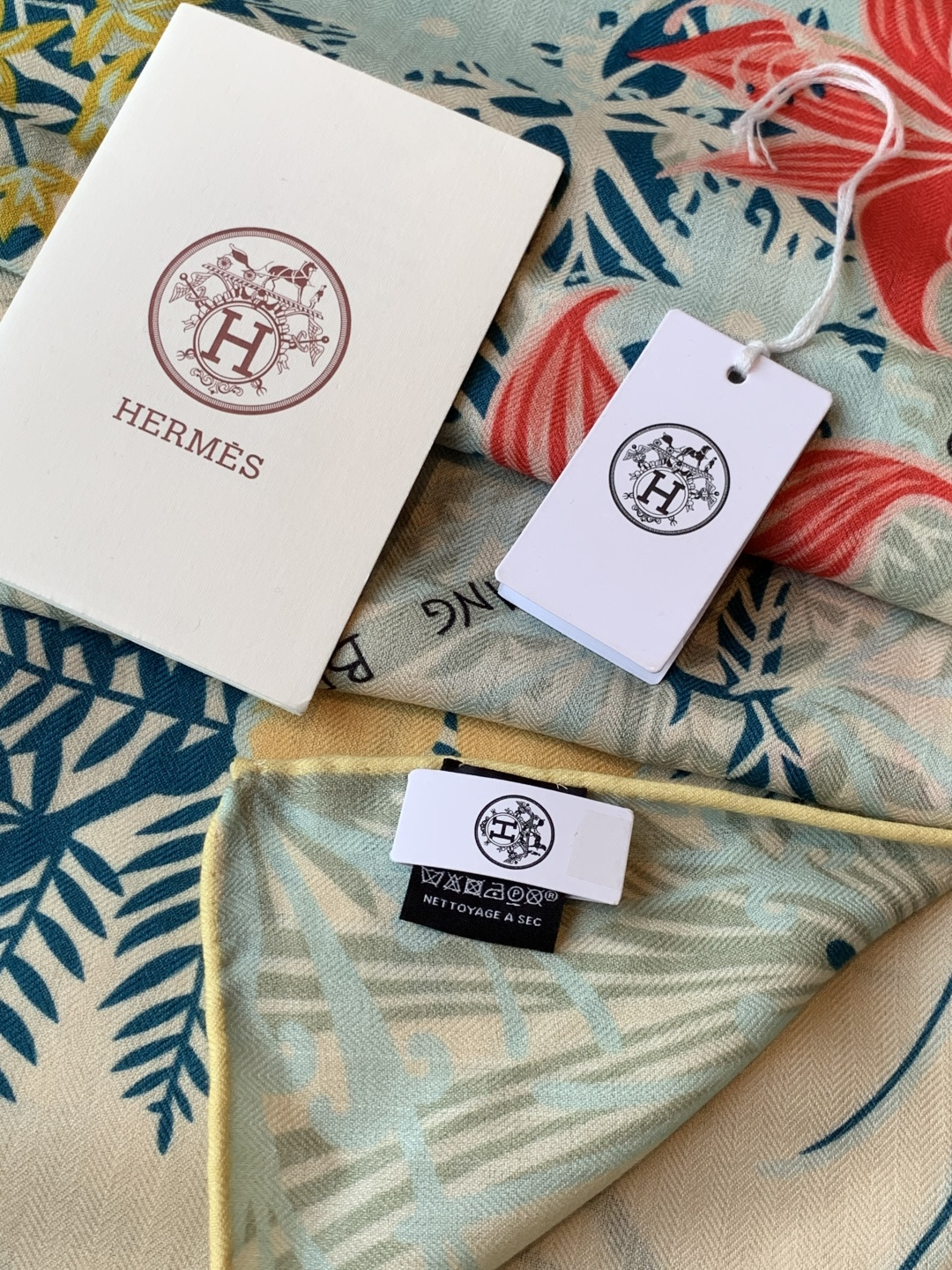 💟上新🆕💕手工卷边！羊绒和真丝混纺披肩（70%羊绒30%桑蚕丝）。这款披肩采用经典山羊绒和真丝混纺面料，