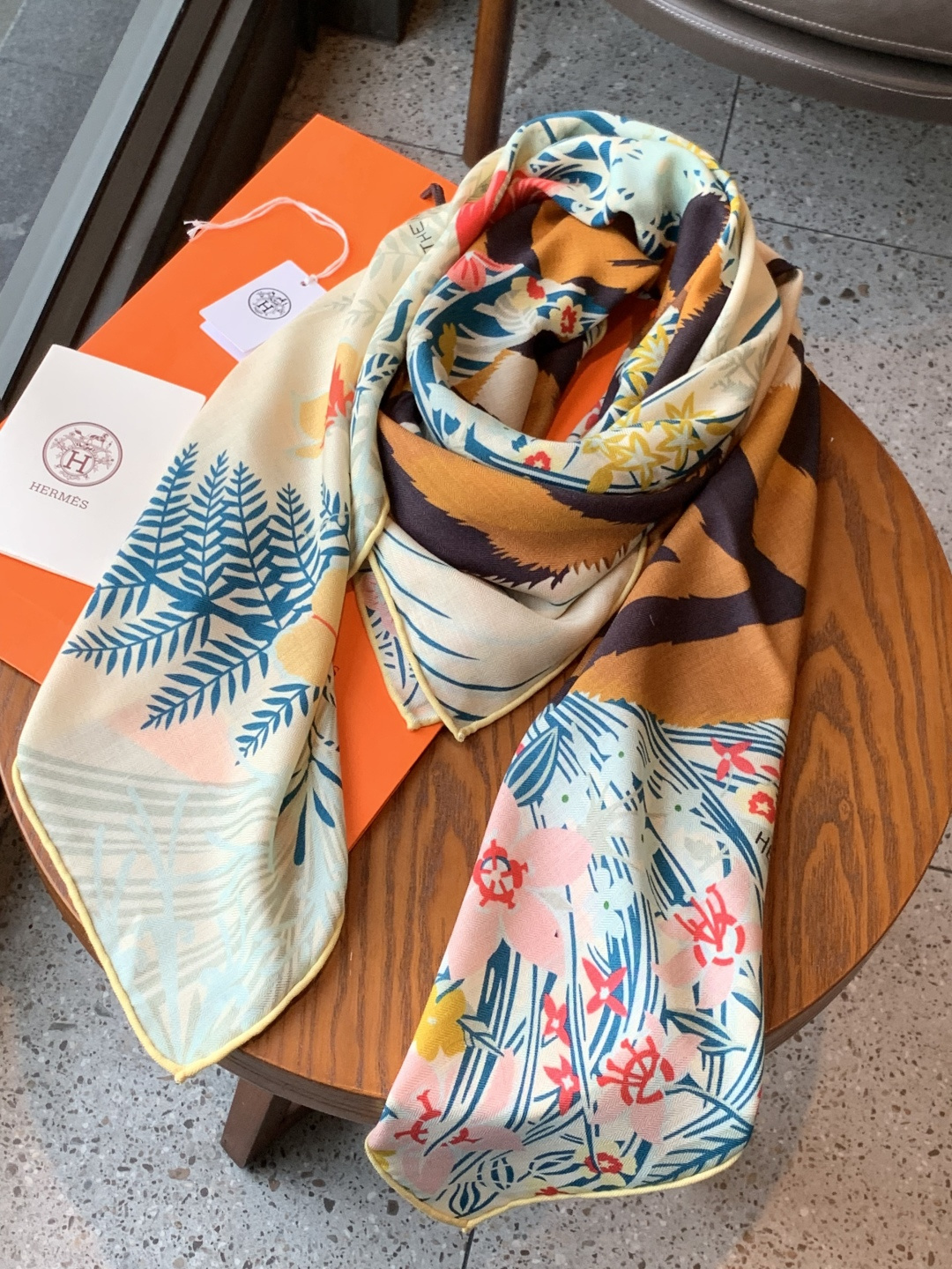 💟上新🆕💕手工卷边！羊绒和真丝混纺披肩（70%羊绒30%桑蚕丝）。这款披肩采用经典山羊绒和真丝混纺面料，