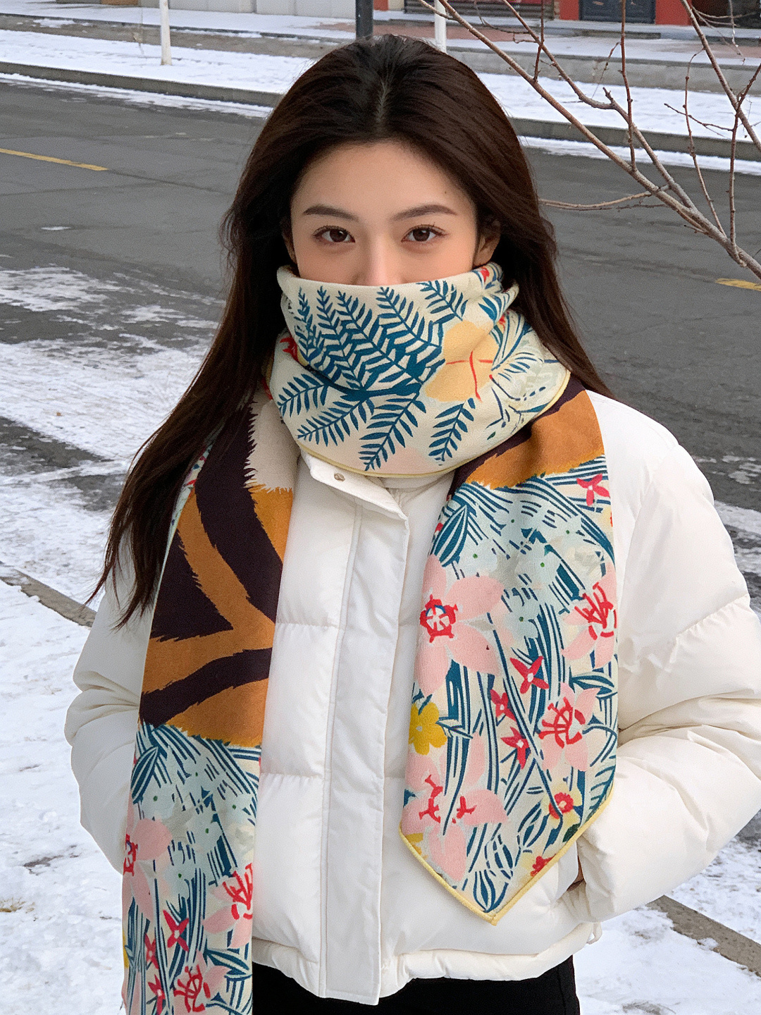 💟上新🆕💕手工卷边！羊绒和真丝混纺披肩（70%羊绒30%桑蚕丝）。这款披肩采用经典山羊绒和真丝混纺面料，