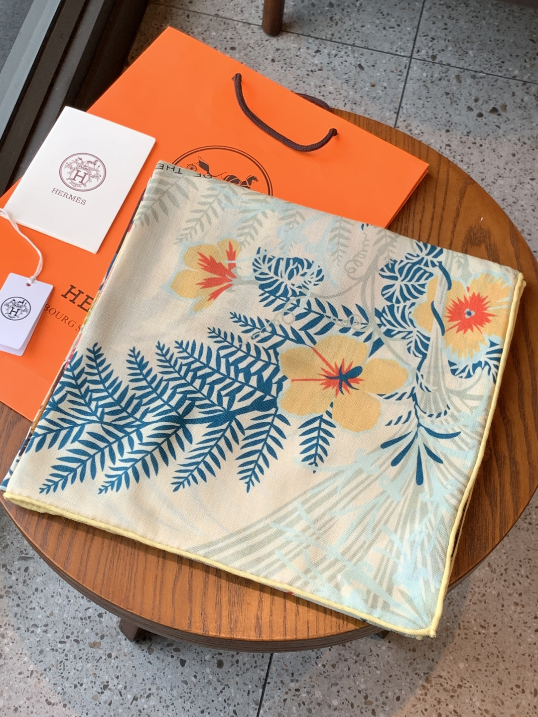 💟上新🆕💕手工卷边！羊绒和真丝混纺披肩（70%羊绒30%桑蚕丝）。这款披肩采用经典山羊绒和真丝混纺面料，