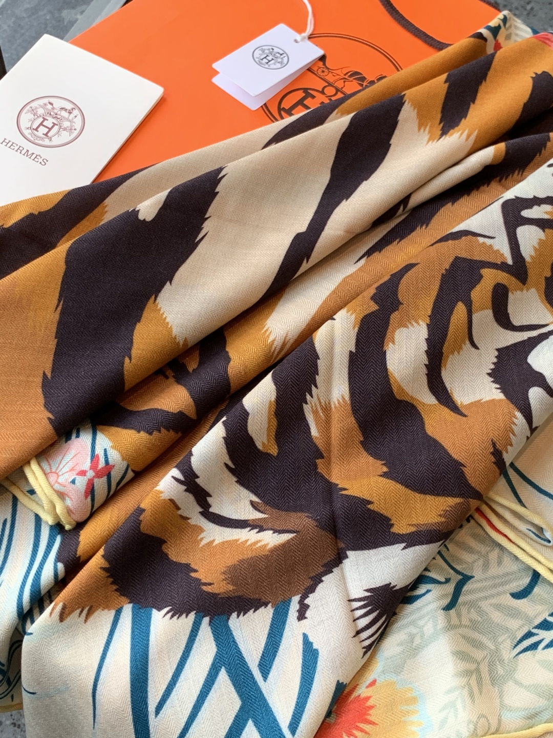 💟上新🆕💕手工卷边！羊绒和真丝混纺披肩（70%羊绒30%桑蚕丝）。这款披肩采用经典山羊绒和真丝混纺面料，