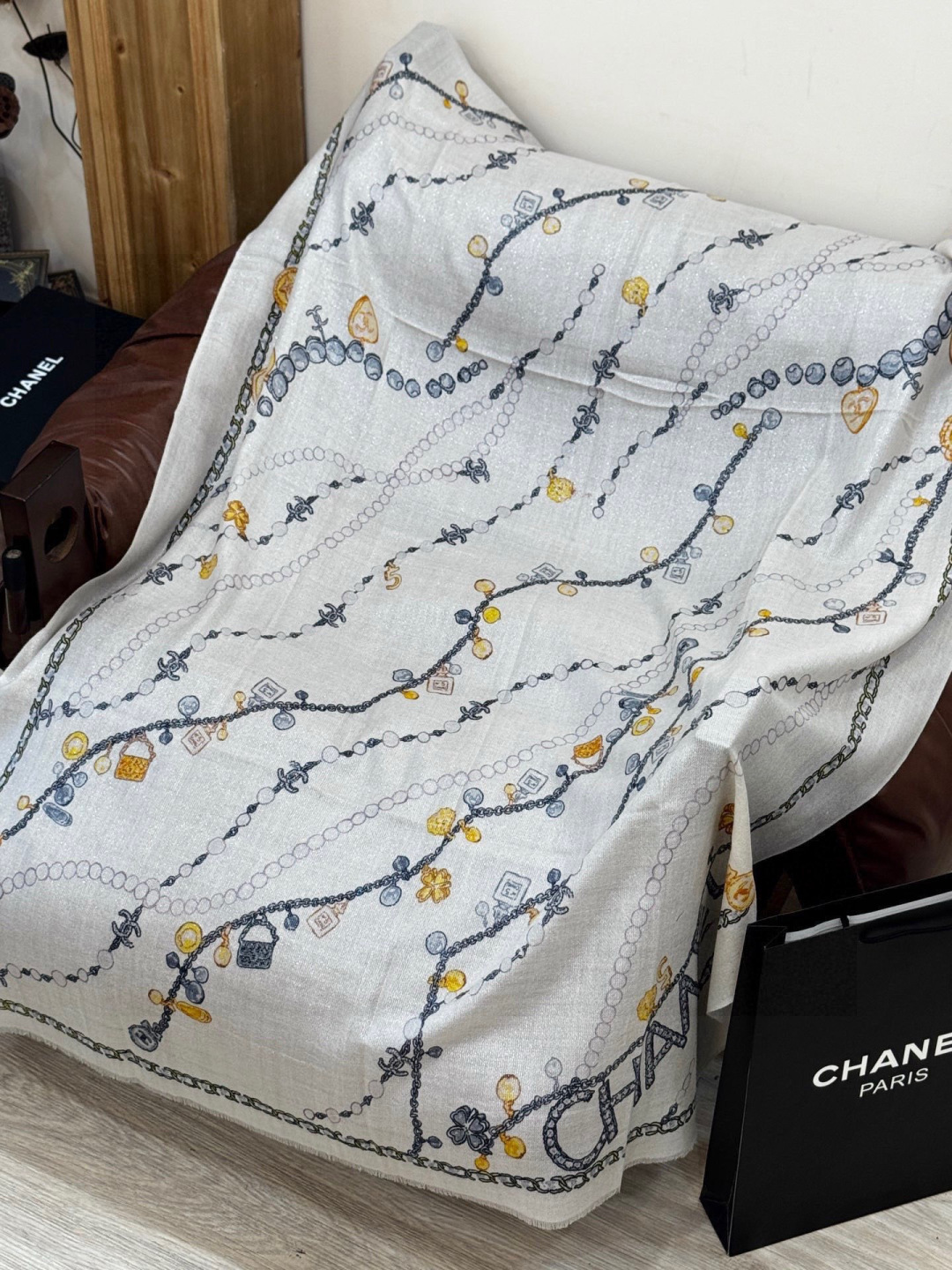 Chanel ~25秋冬新品～“珠光宝气”【会发光发亮的围巾】这款经典单品展现强大而迷人的女性魅力精髓。