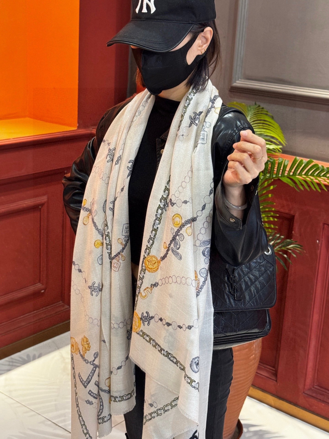 Chanel ~25秋冬新品～“珠光宝气”【会发光发亮的围巾】这款经典单品展现强大而迷人的女性魅力精髓。