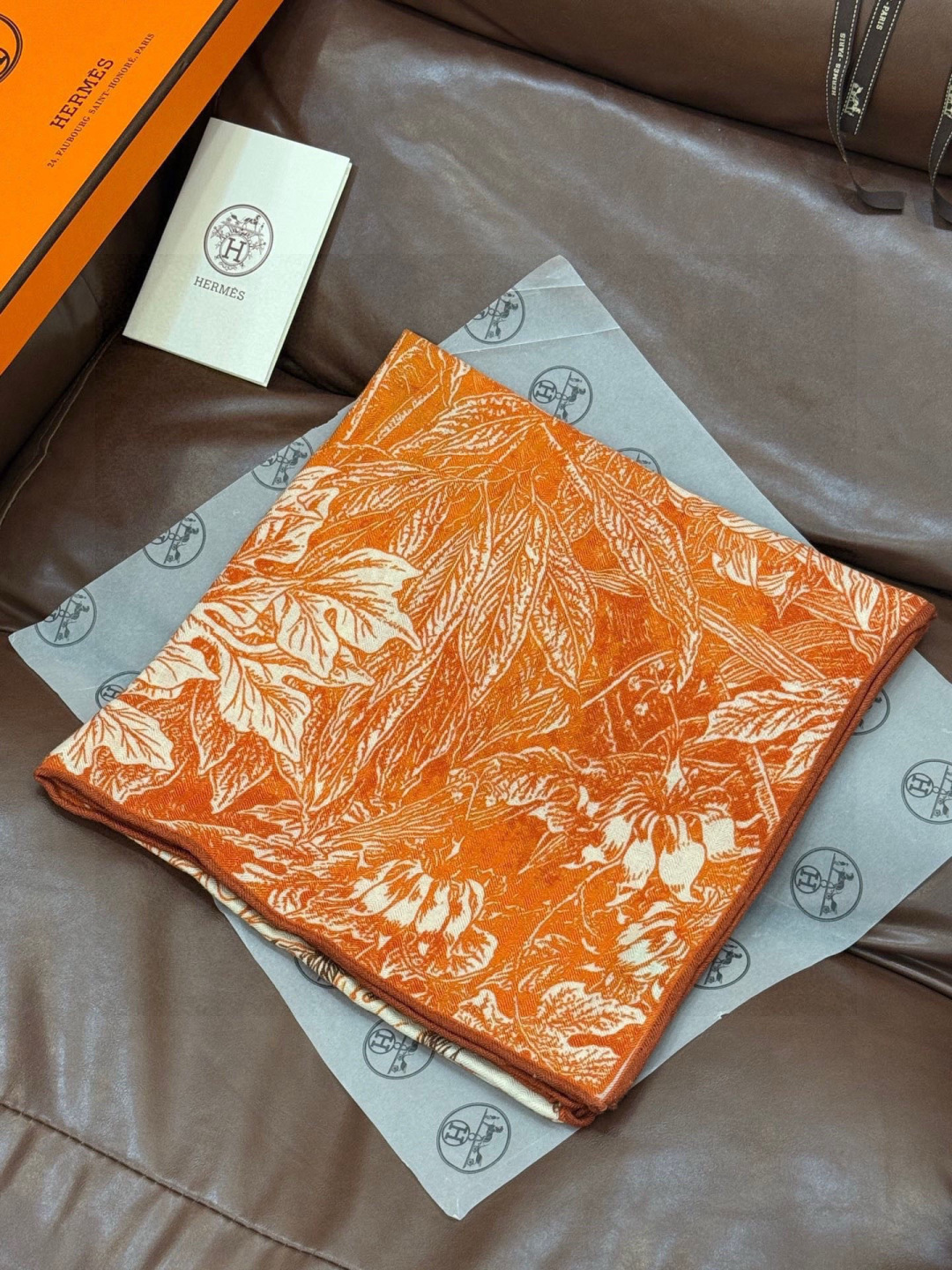 💟2025年秋冬抢先 上新💞【双面同色丝绒方巾】手工卷边山羊绒和真丝混纺披肩（70%山羊绒，30%桑蚕丝