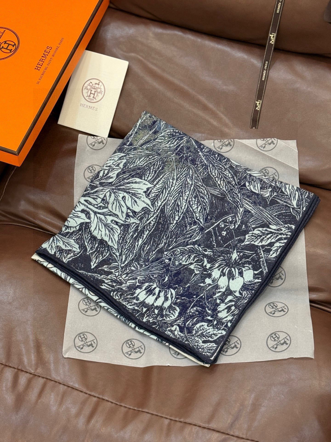 💟2025年秋冬抢先 上新💞【双面同色丝绒方巾】手工卷边山羊绒和真丝混纺披肩（70%山羊绒，30%桑蚕丝