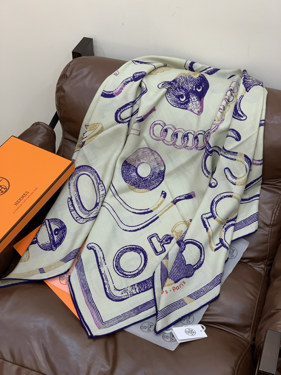 爱马仕(Hermes)【💗】 | “马具故事的诗意回顾”140披肩 【上新❤️】 永远秉承高品质手工卷边