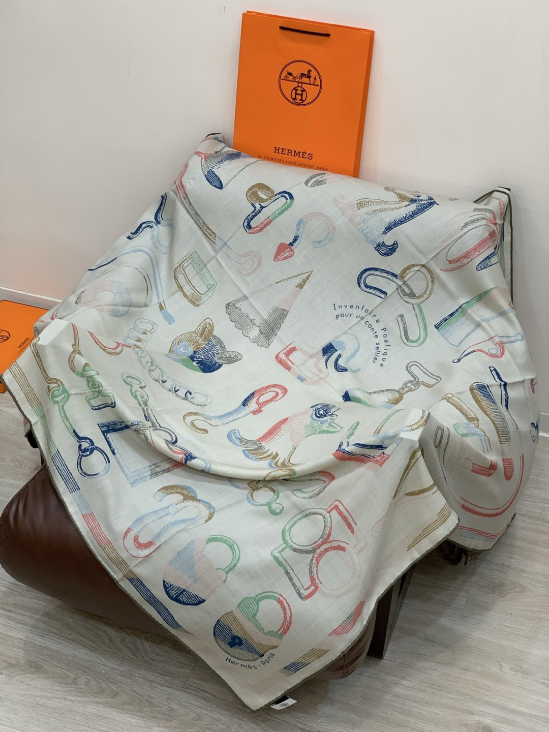 爱马仕(Hermes)【💗】 | “马具故事的诗意回顾”140披肩 【上新❤️】 永远秉承高品质手工卷边