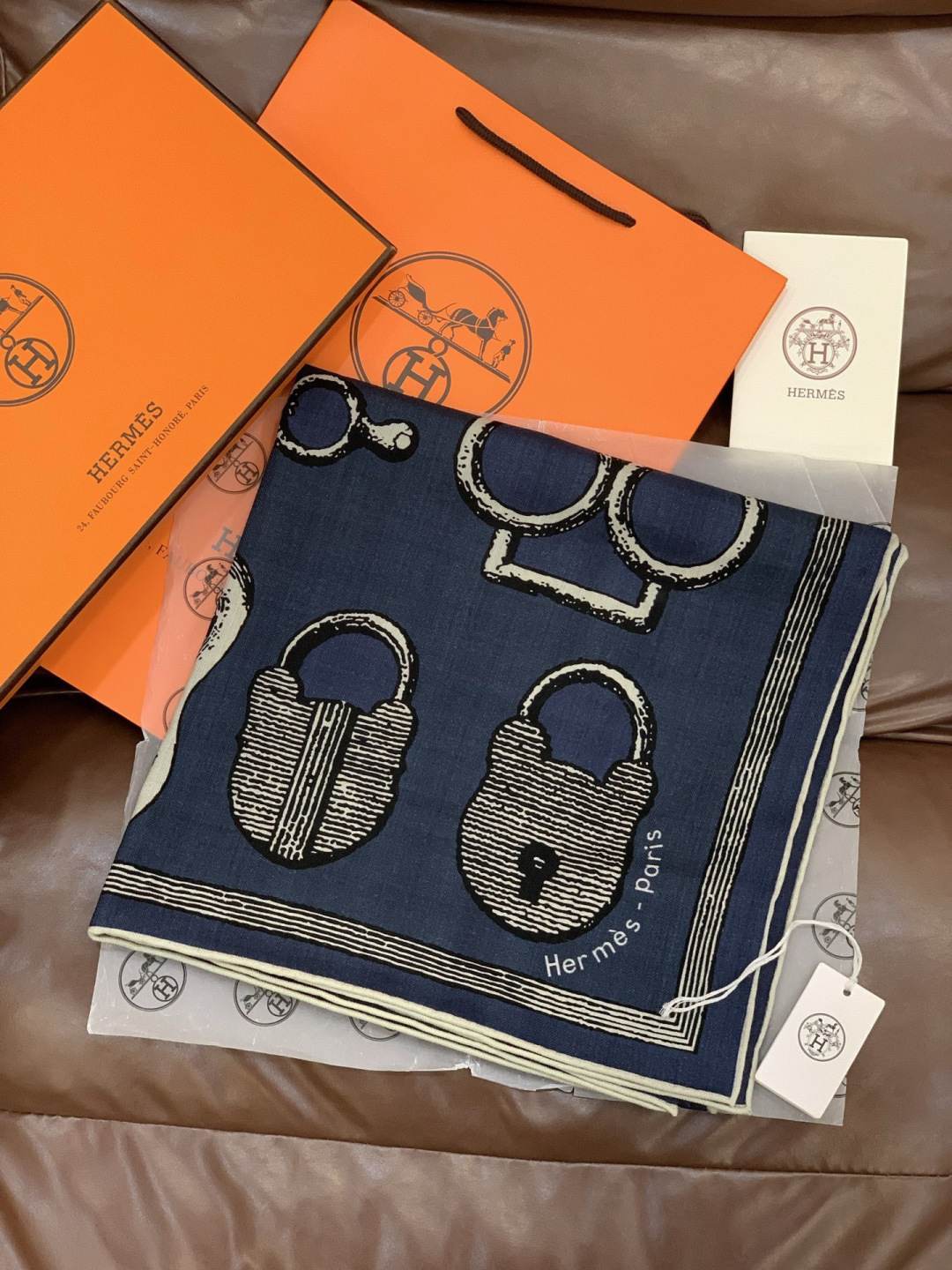 爱马仕(Hermes)【💗】 | “马具故事的诗意回顾”140披肩 【上新❤️】 永远秉承高品质手工卷边