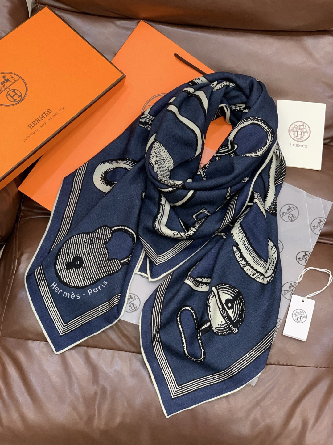 爱马仕(Hermes)【💗】 | “马具故事的诗意回顾”140披肩 【上新❤️】 永远秉承高品质手工卷边