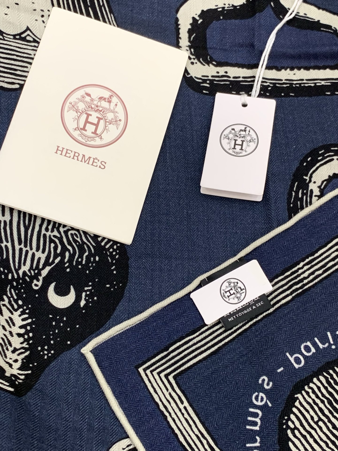 爱马仕(Hermes)【💗】 | “马具故事的诗意回顾”140披肩 【上新❤️】 永远秉承高品质手工卷边