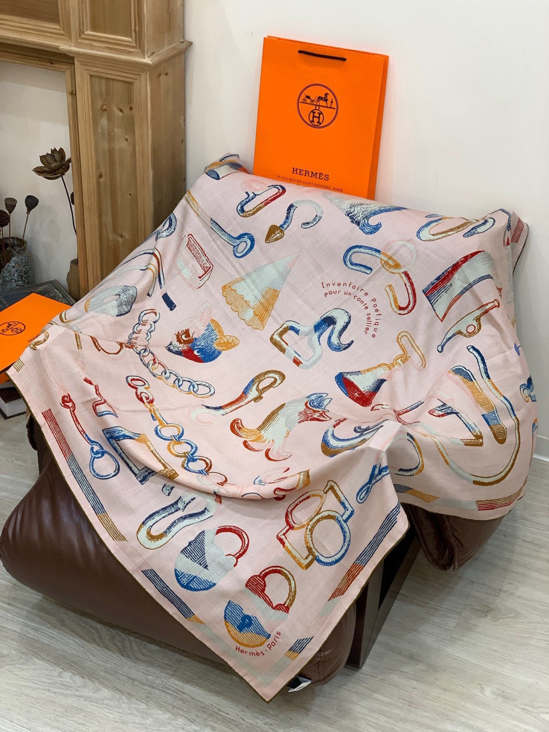 爱马仕(Hermes)【💗】 | “马具故事的诗意回顾”140披肩 【上新❤️】 永远秉承高品质手工卷边