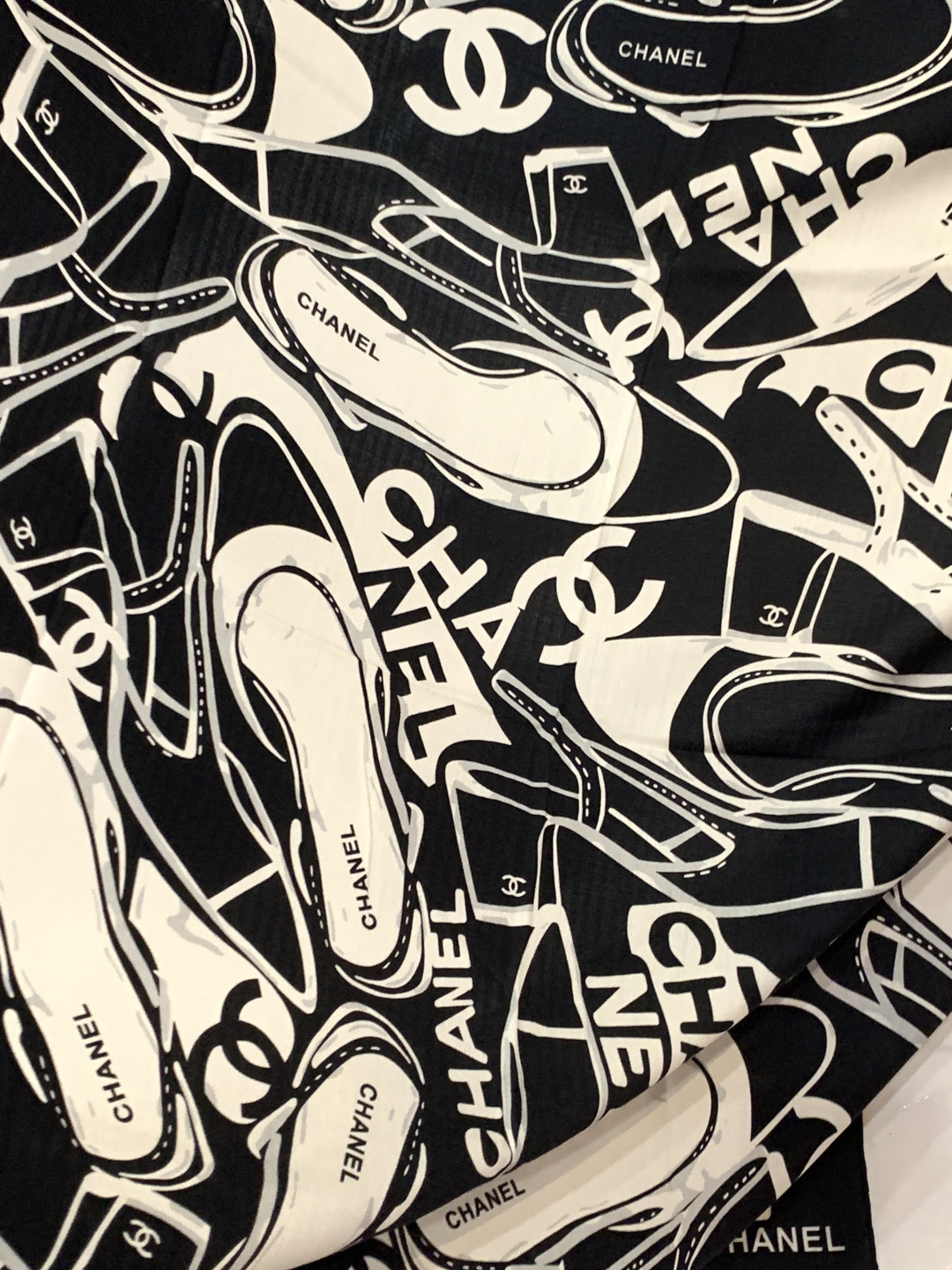 2025秋冬高级成衣系列～Chanel 【140双面同色丝绒披肩】此系列谱写一曲自由轻灵的赞歌本系列作品