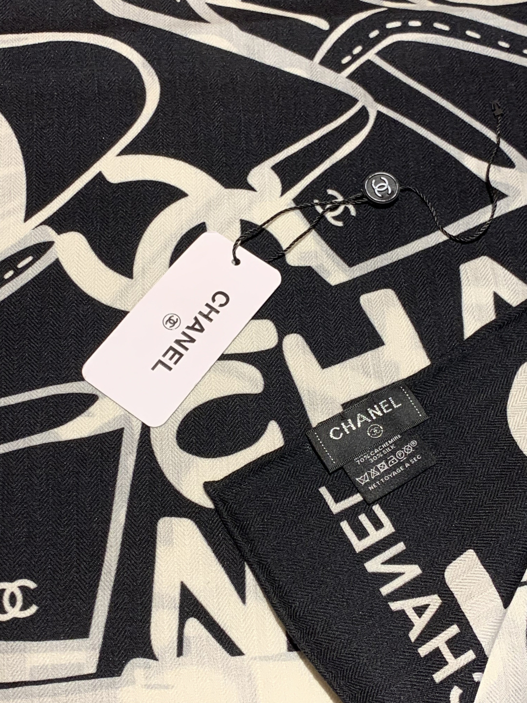 2025秋冬高级成衣系列～Chanel 【140双面同色丝绒披肩】此系列谱写一曲自由轻灵的赞歌本系列作品