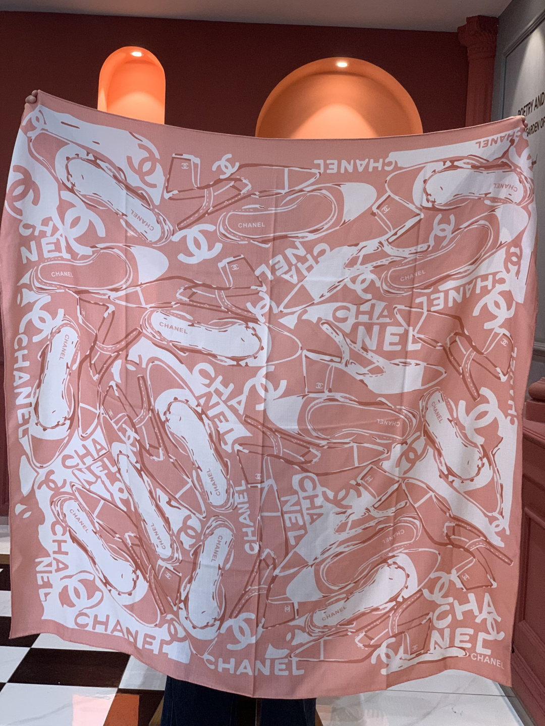 2025秋冬高级成衣系列～Chanel 【140双面同色丝绒披肩】此系列谱写一曲自由轻灵的赞歌本系列作品