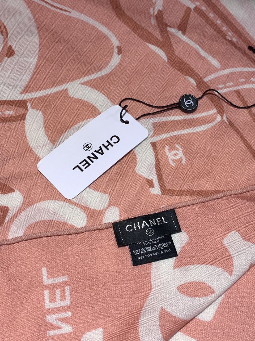 2025秋冬高级成衣系列～Chanel 【140双面同色丝绒披肩】此系列谱写一曲自由轻灵的赞歌本系列作品