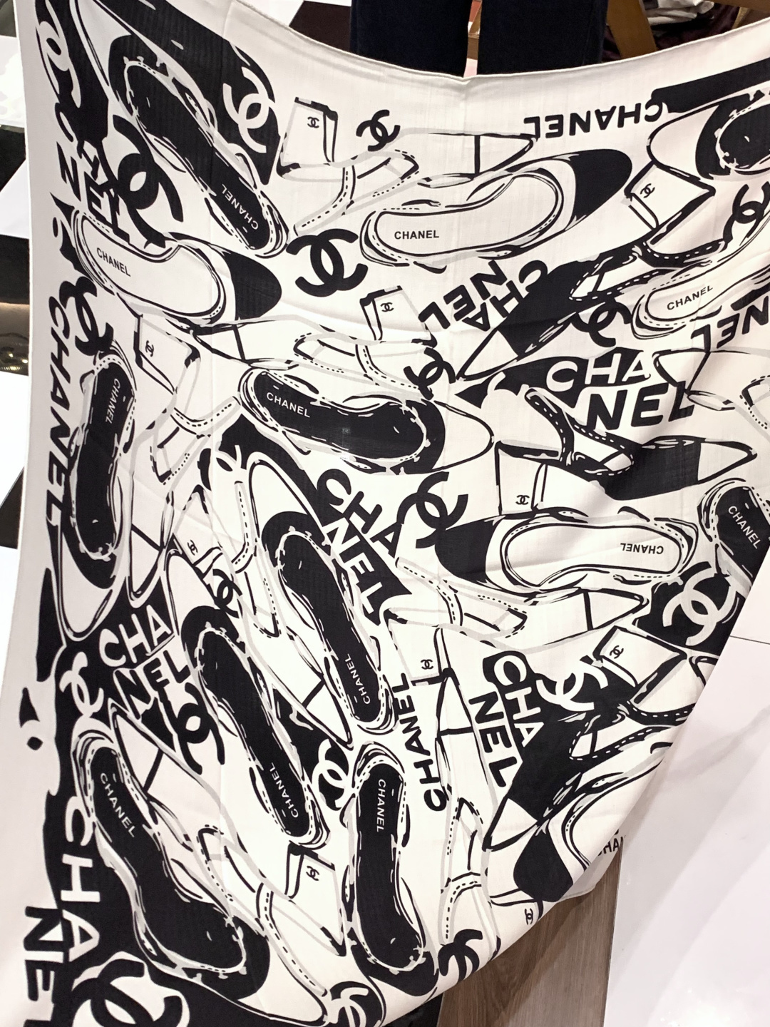 2025秋冬高级成衣系列～Chanel 【140双面同色丝绒披肩】此系列谱写一曲自由轻灵的赞歌本系列作品