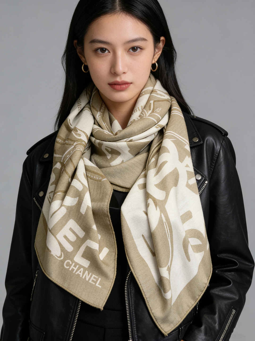 2025秋冬高级成衣系列～Chanel 【140双面同色丝绒披肩】此系列谱写一曲自由轻灵的赞歌本系列作品