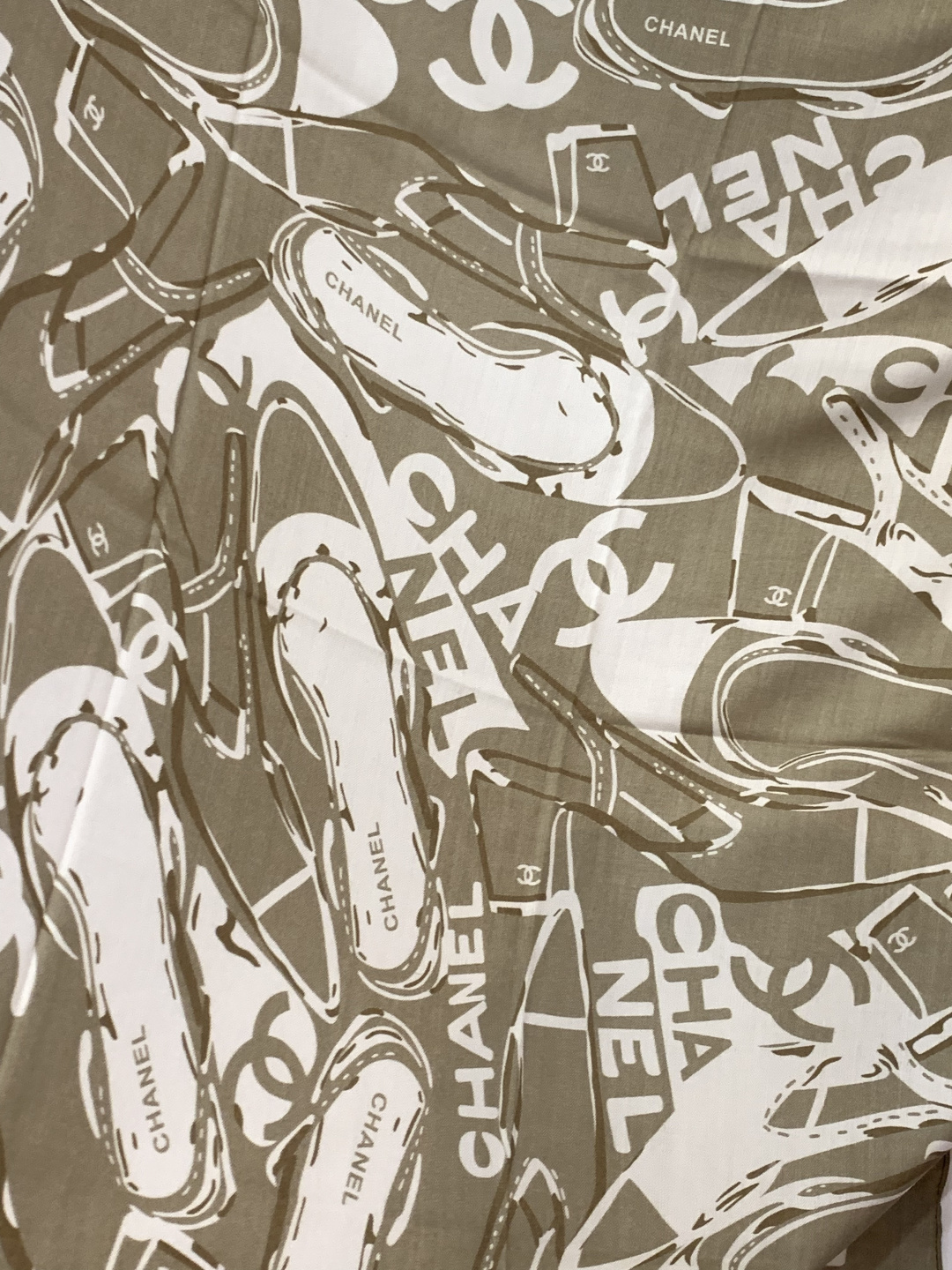 2025秋冬高级成衣系列～Chanel 【140双面同色丝绒披肩】此系列谱写一曲自由轻灵的赞歌本系列作品