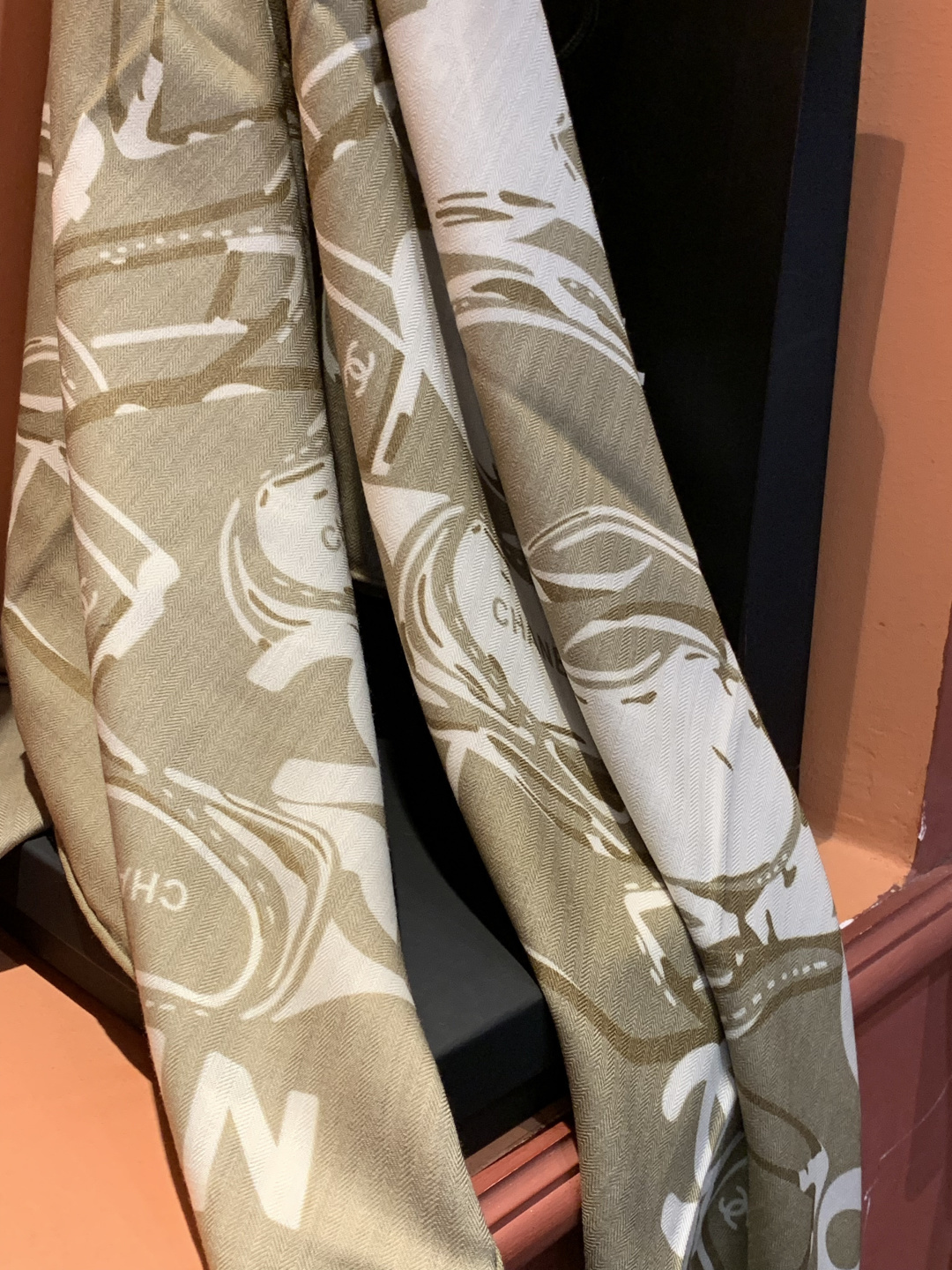 2025秋冬高级成衣系列～Chanel 【140双面同色丝绒披肩】此系列谱写一曲自由轻灵的赞歌本系列作品