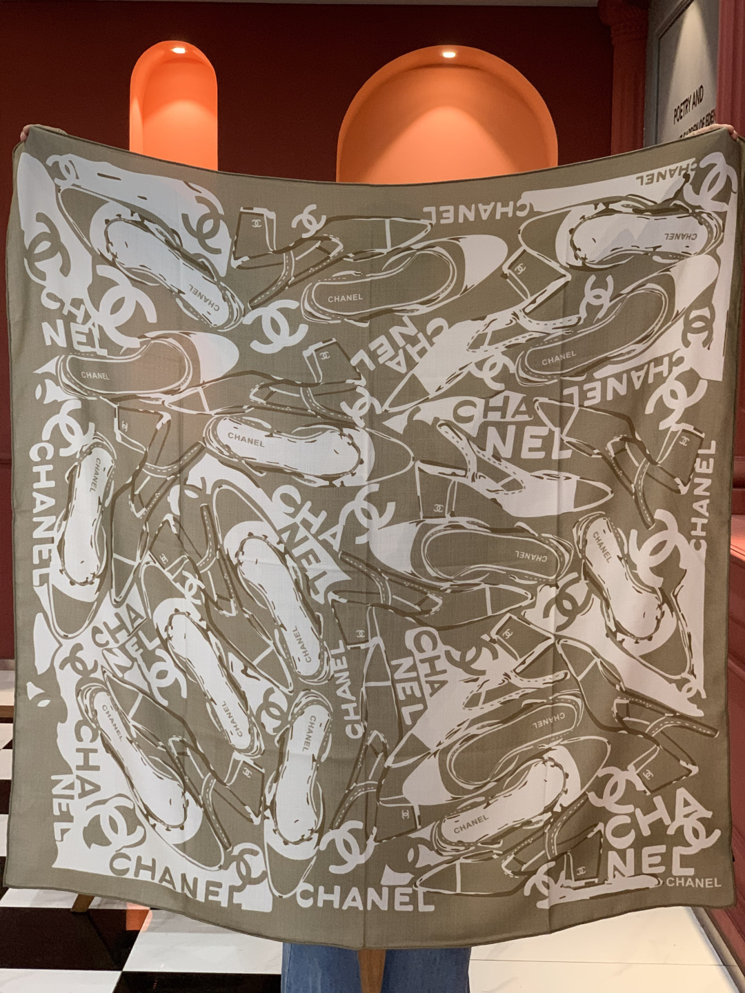 2025秋冬高级成衣系列～Chanel 【140双面同色丝绒披肩】此系列谱写一曲自由轻灵的赞歌本系列作品