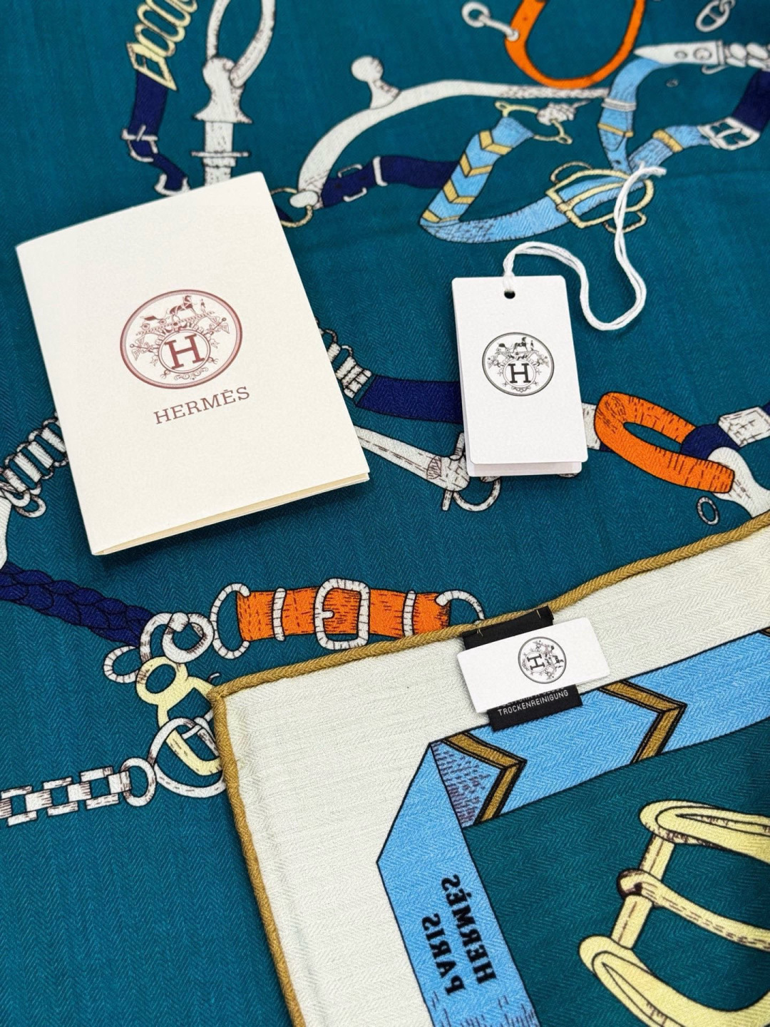 羊绒新款🆕👏👏买了都说好看‼️推荐💕爱马仕双面同色羊绒方巾【跃动的马儿双面同色140】，顶级工艺超值‼️